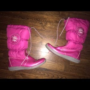 Hot pink snowboots